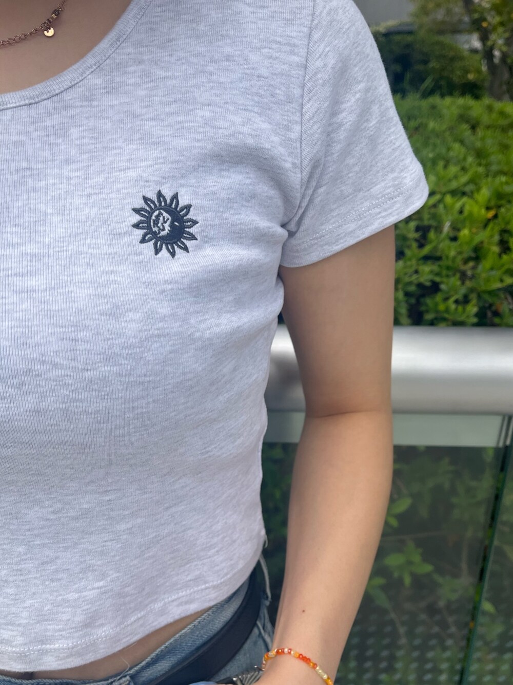 ブラック系のショルダーバッグ、ブルー系のシャツ/ブラウス、ブルー系のデニムパンツを着用したレディースの春コーディネートの6枚目の写真