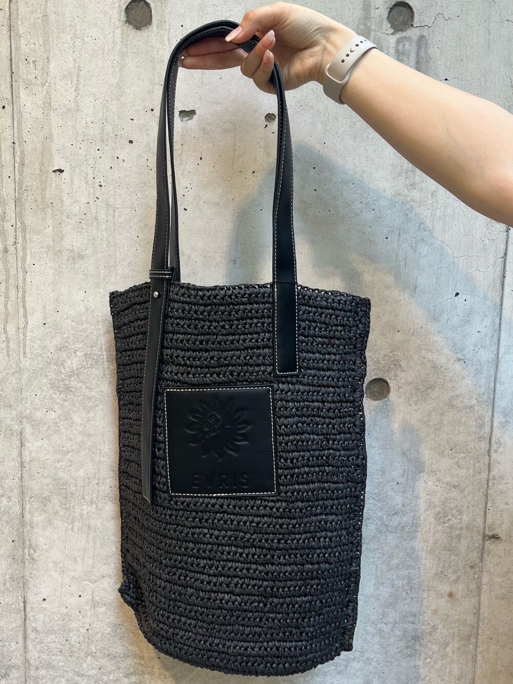 ブルー系のワンピース、グリーン系のブーツ、ブラック系のトートバッグを着用したレディースの夏コーディネートの9枚目の写真