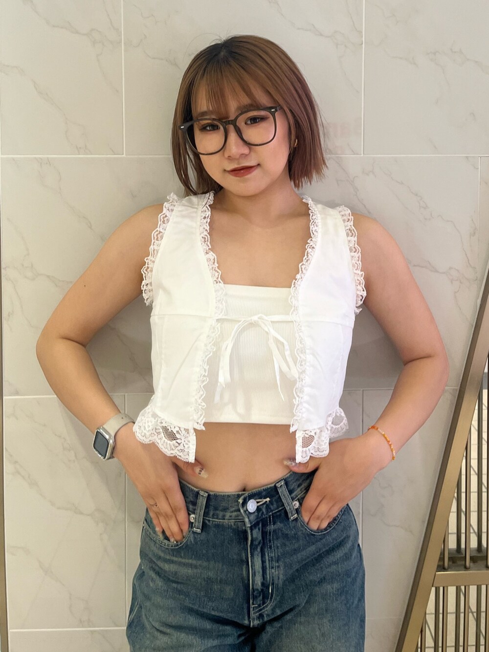 ホワイト系のシャツ/ブラウス、ホワイト系のキャミソール、ブルー系のデニムパンツを着用したレディースの夏コーディネートの5枚目の写真