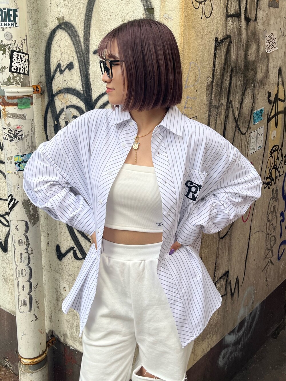 ホワイト系のスウェットパンツ、ホワイト系のシャツ/ブラウス、ホワイト系のキャミソールを着用したレディースの春コーディネートの4枚目の写真