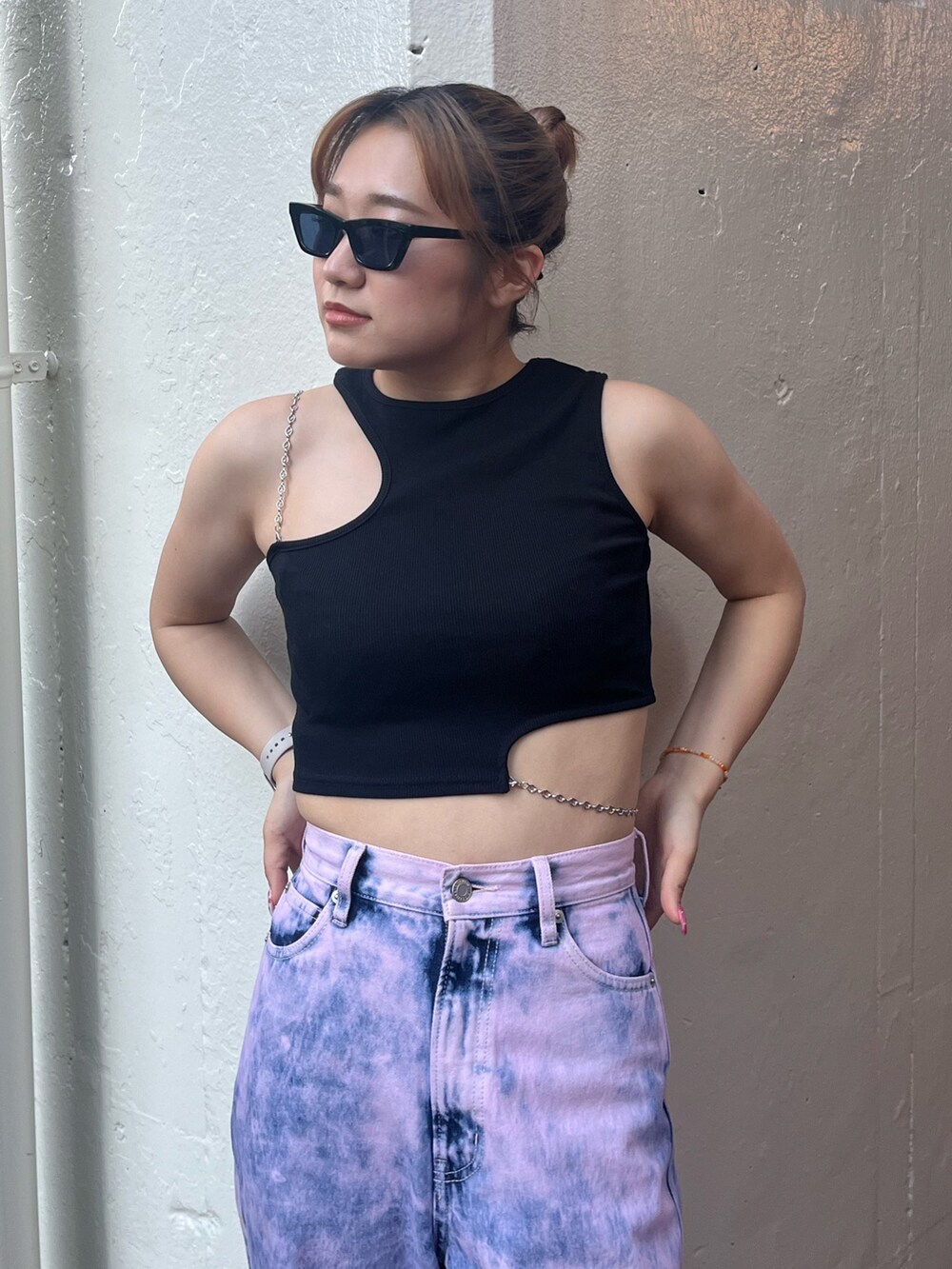 ピンク系のデニムパンツ、ブラック系のサンダル、ブラック系のTシャツ/カットソーを着用したレディースの夏コーディネートの5枚目の写真