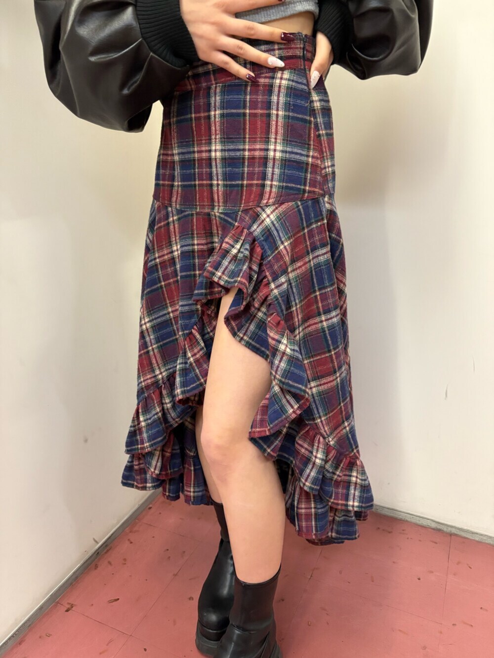 ブラック系のブーツ、ブルー系のスカート、ブラック系のブルゾンを着用したレディースの冬コーディネートの6枚目の写真