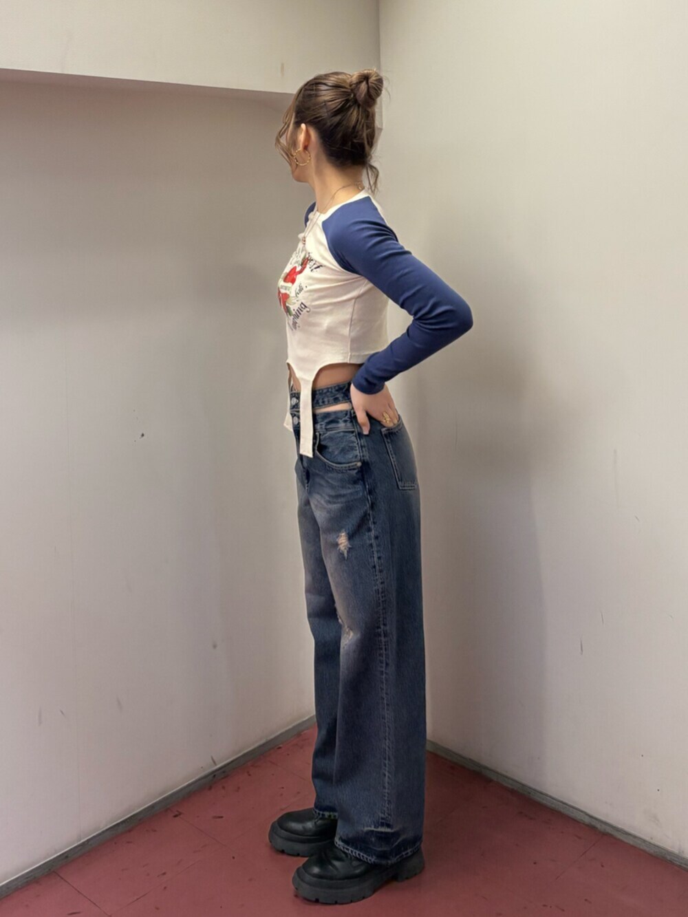 ブラック系のブーツ、ブルー系のTシャツ/カットソー、ブルー系のデニムパンツを着用したレディースの春コーディネートの2枚目の写真