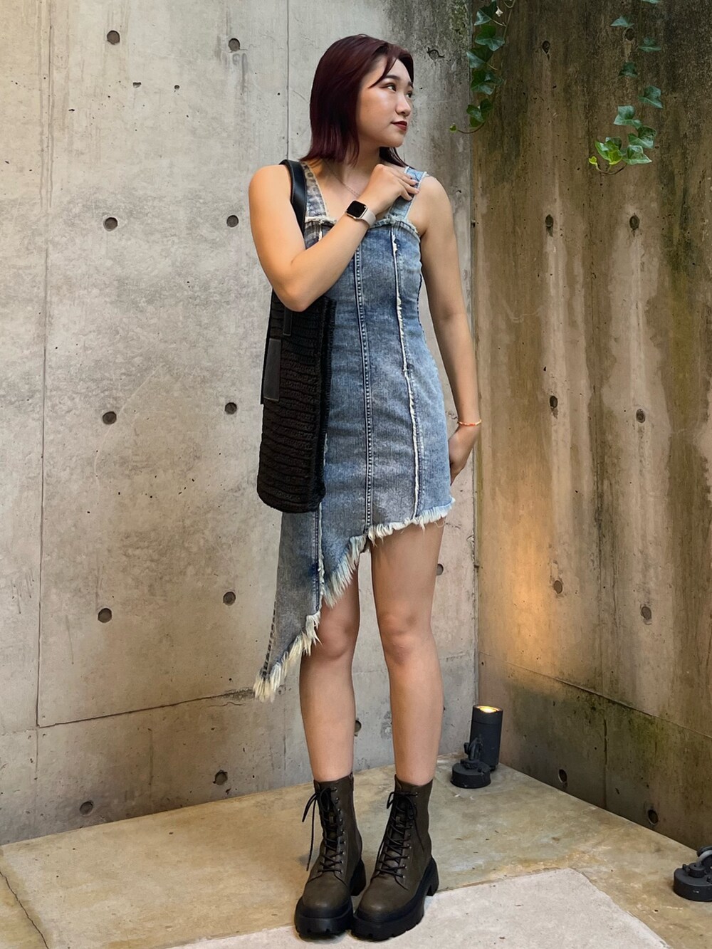 ブルー系のワンピース、グリーン系のブーツ、ブラック系のトートバッグを着用したレディースの夏コーディネートの2枚目の写真