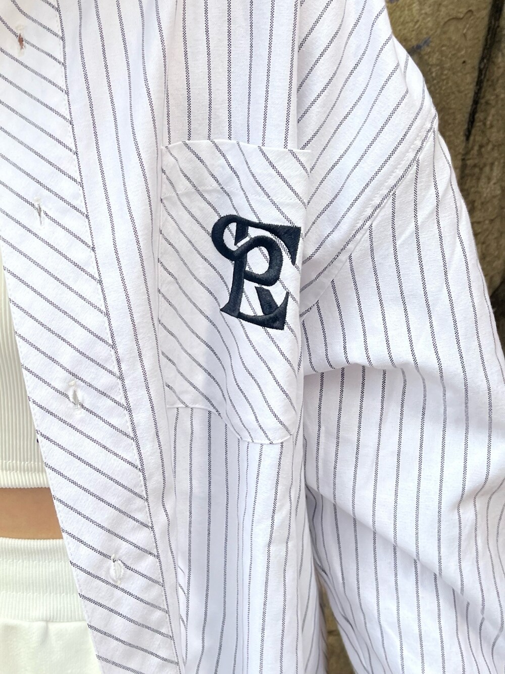 ホワイト系のスウェットパンツ、ホワイト系のシャツ/ブラウス、ホワイト系のキャミソールを着用したレディースの春コーディネートの5枚目の写真