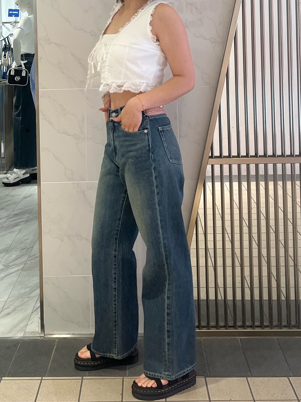 ホワイト系のシャツ/ブラウス、ホワイト系のキャミソール、ブルー系のデニムパンツを着用したレディースの夏コーディネートの4枚目の写真