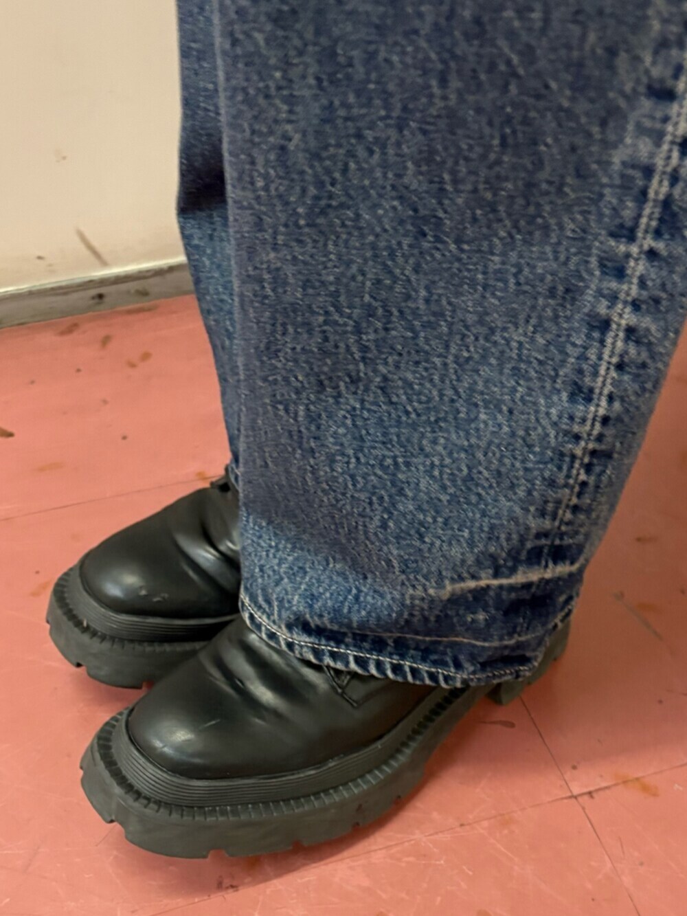 ブラック系のブーツ、ブルー系のTシャツ/カットソー、ブルー系のデニムパンツを着用したレディースの春コーディネートの7枚目の写真