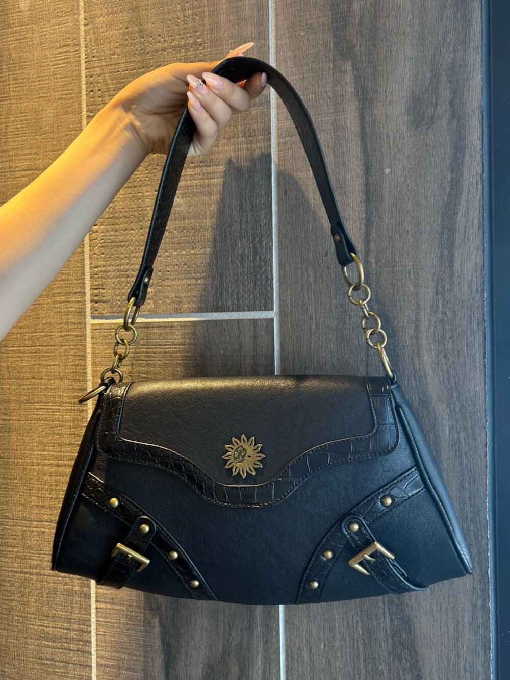 ブラック系のブーツ、ブラック系のワンピース、ブラック系のハンドバッグを着用したレディースの夏コーディネートの5枚目の写真