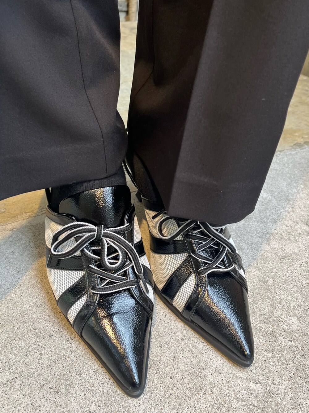 ブラック系のキャミソール、ブラック系のその他パンツ、ブラック系のテーラードジャケットを着用したレディースの春コーディネートの8枚目の写真