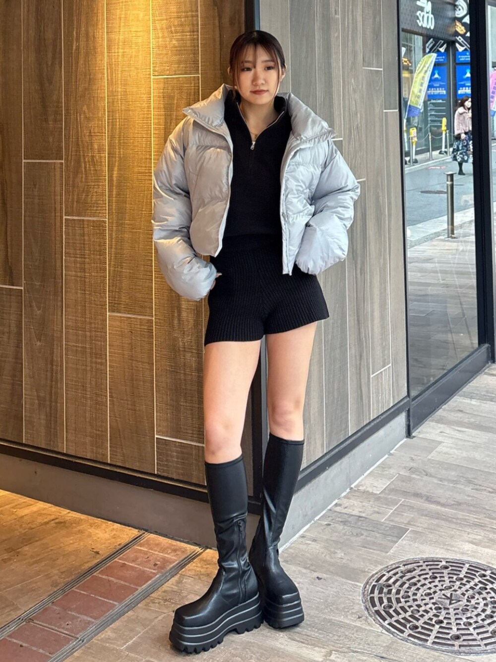 グレー系のブルゾン、ブラック系のつなぎ/オールインワン、ブラック系のブーツを着用したレディースの冬コーディネートの2枚目の写真