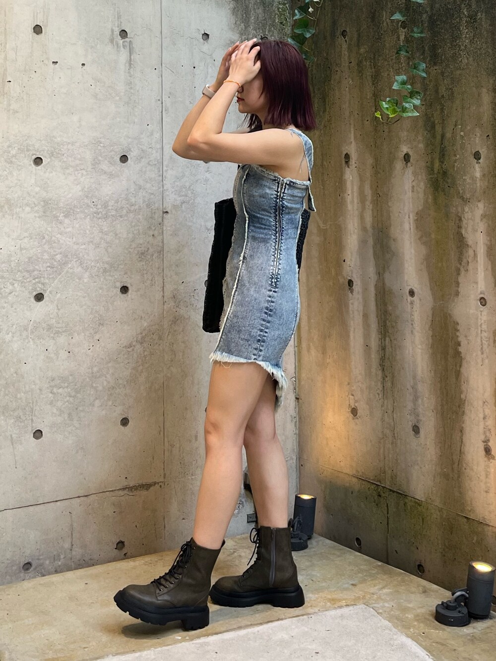 ブルー系のワンピース、グリーン系のブーツ、ブラック系のトートバッグを着用したレディースの夏コーディネートの3枚目の写真