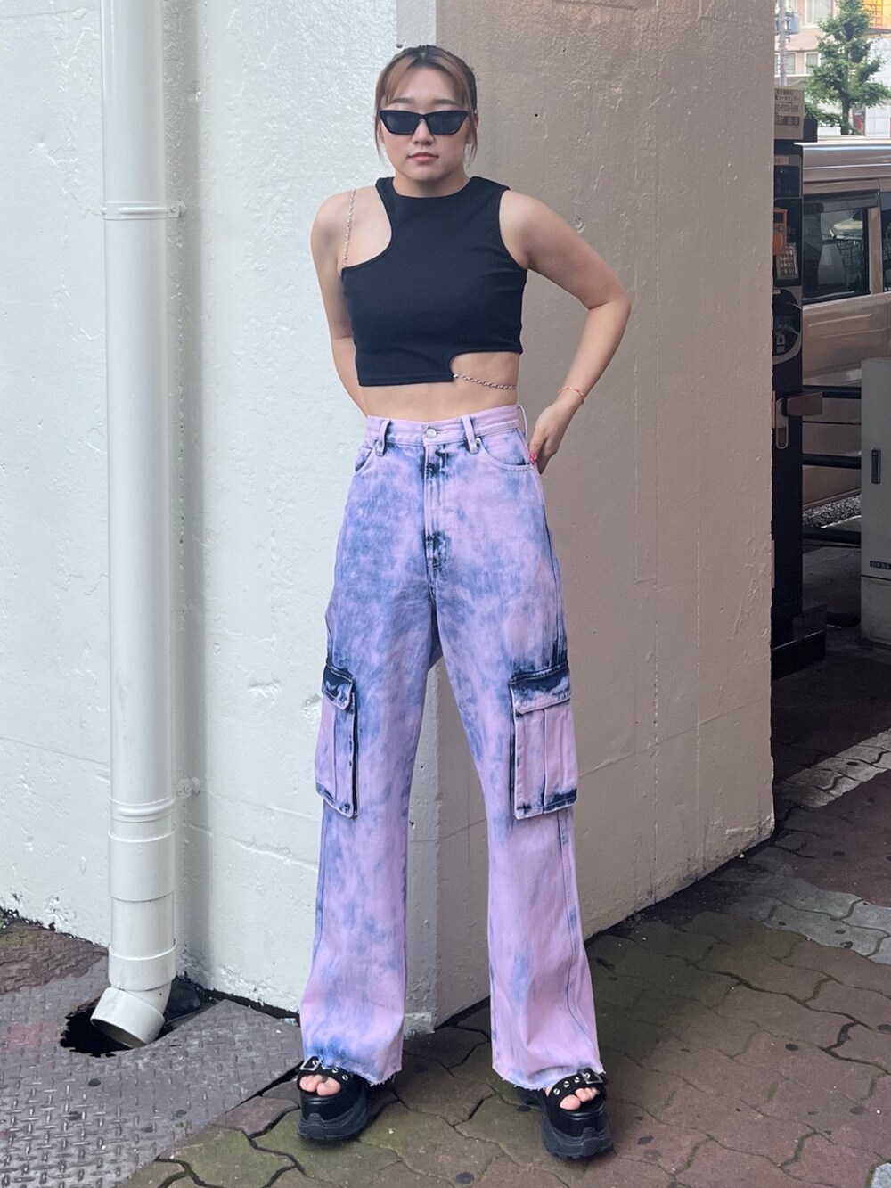 ピンク系のデニムパンツ、ブラック系のサンダル、ブラック系のTシャツ/カットソーを着用したレディースの夏コーディネートの4枚目の写真