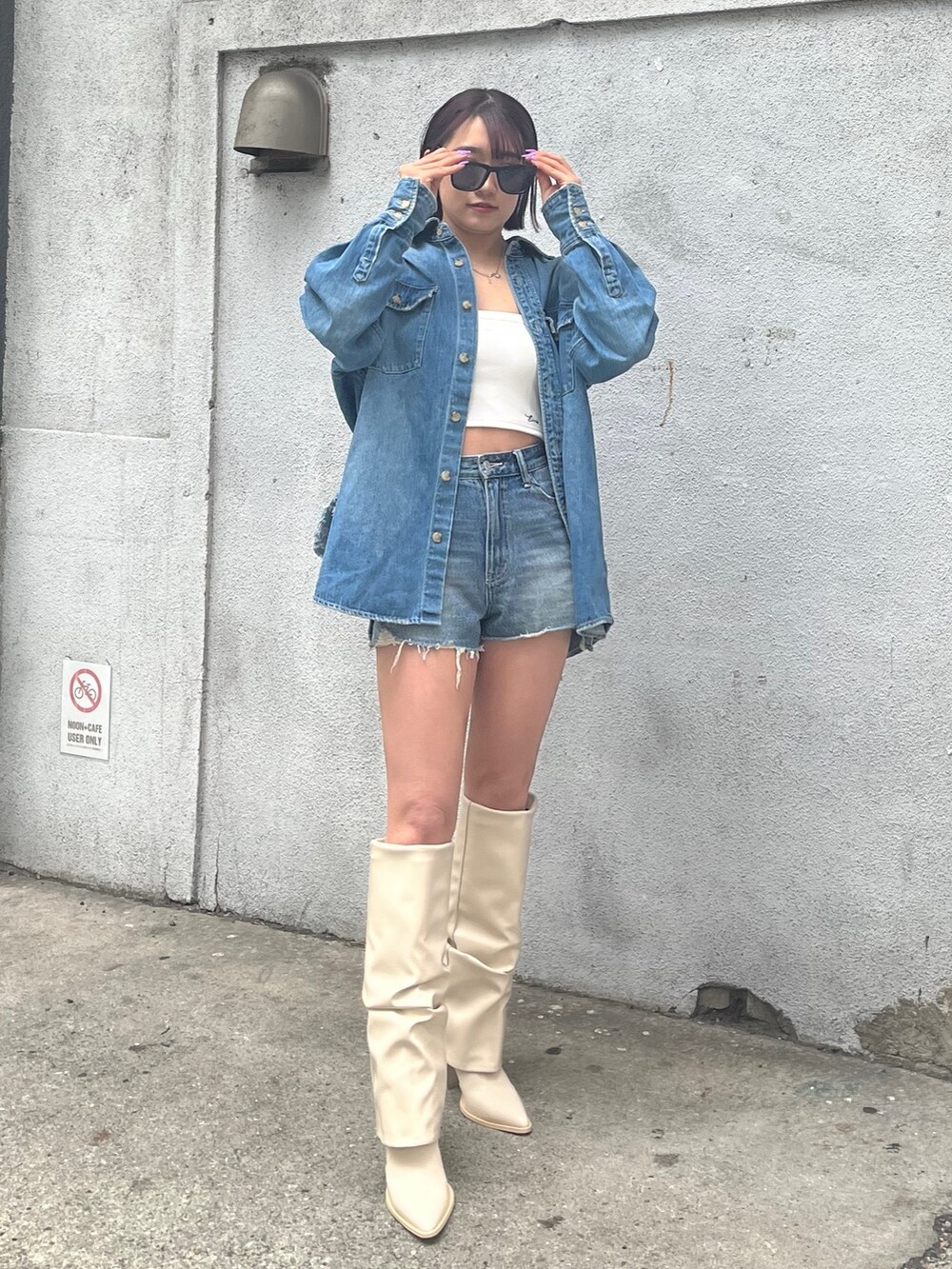 ブルー系のデニムパンツ、ホワイト系のキャミソール、ブルー系のシャツ/ブラウスを着用したレディースの春コーディネートの2枚目の写真