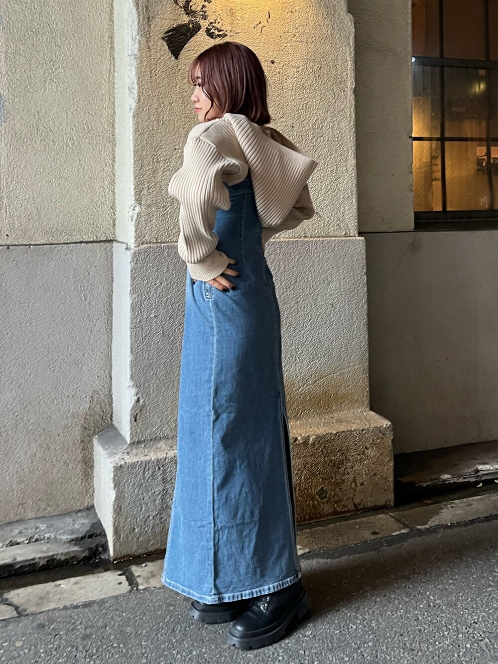 ブルー系のワンピース、ホワイト系のワンピース、ブラック系のブーツを着用したレディースの冬コーディネートの3枚目の写真