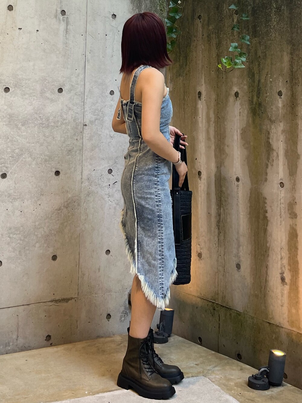 ブルー系のワンピース、グリーン系のブーツ、ブラック系のトートバッグを着用したレディースの夏コーディネートの4枚目の写真