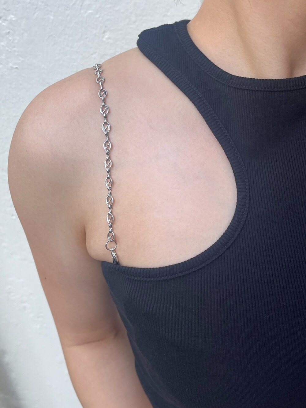 ピンク系のデニムパンツ、ブラック系のサンダル、ブラック系のTシャツ/カットソーを着用したレディースの夏コーディネートの8枚目の写真