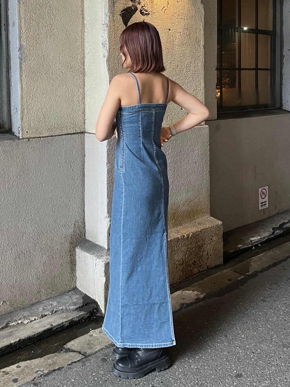 ブルー系のワンピース、ホワイト系のワンピース、ブラック系のブーツを着用したレディースの冬コーディネートの2枚目の写真