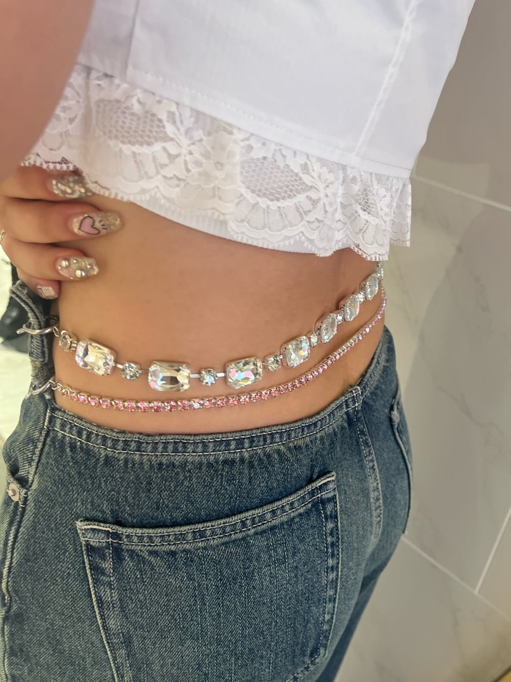 ホワイト系のシャツ/ブラウス、ホワイト系のキャミソール、ブルー系のデニムパンツを着用したレディースの夏コーディネートの6枚目の写真