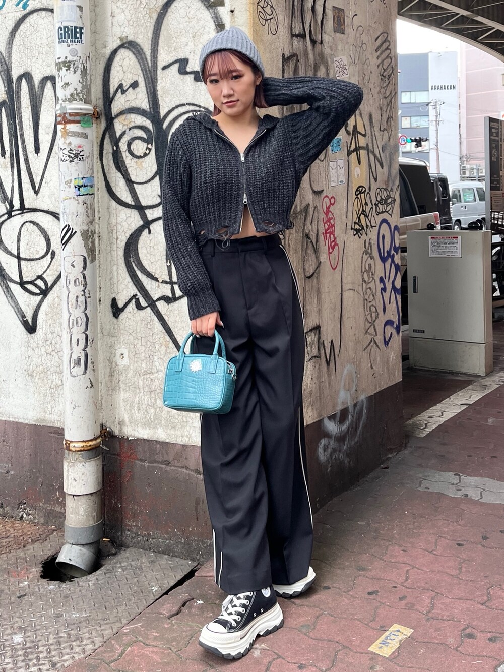 ブラック系のその他パンツ、ブルー系のショルダーバッグ、ブラック系のニット/セーターを着用したレディースの冬コーディネートの2枚目の写真