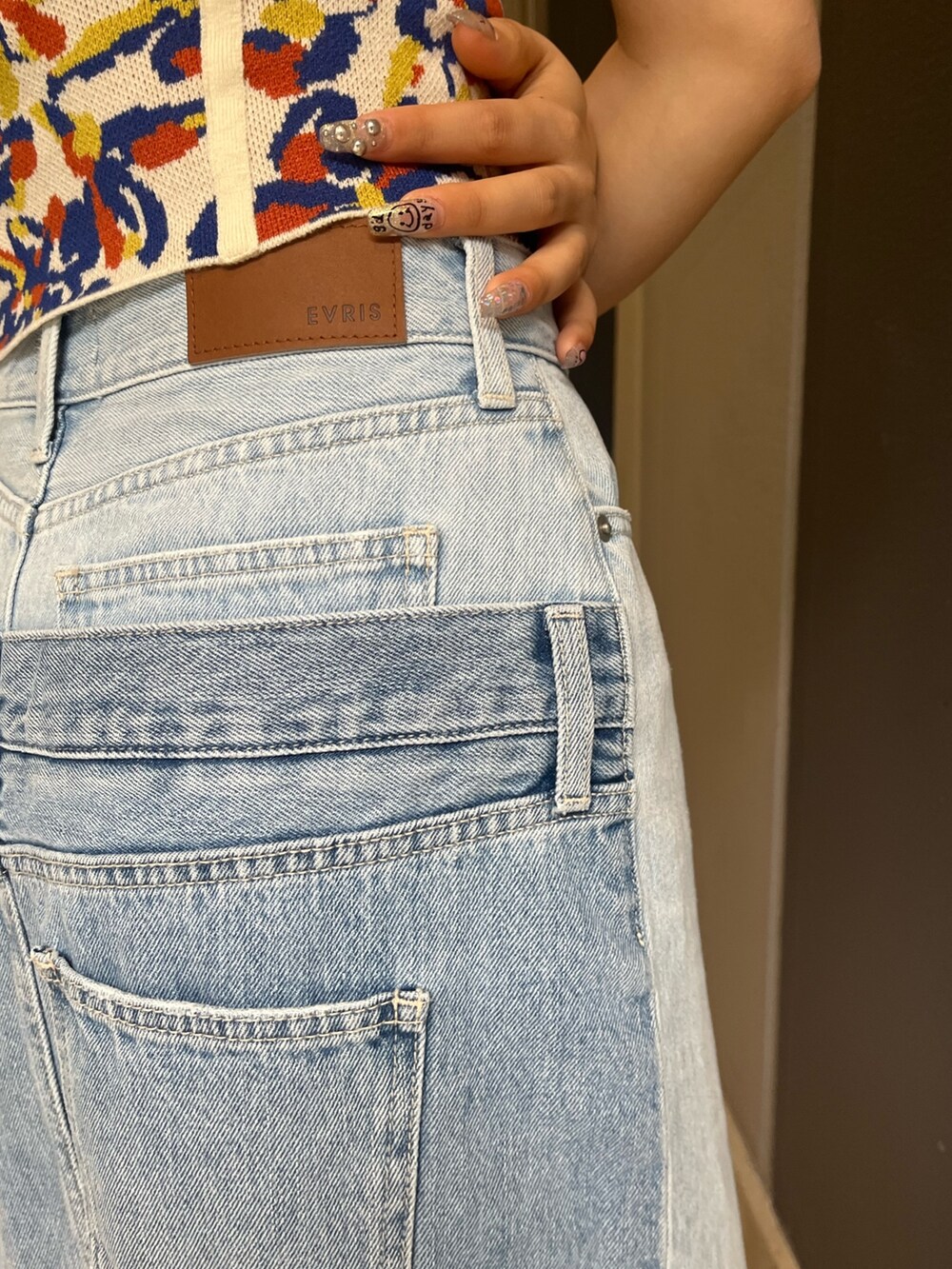 ホワイト系のシャツ/ブラウス、ブラック系のサンダル、ブルー系のデニムスカートを着用したレディースの春コーディネートの7枚目の写真