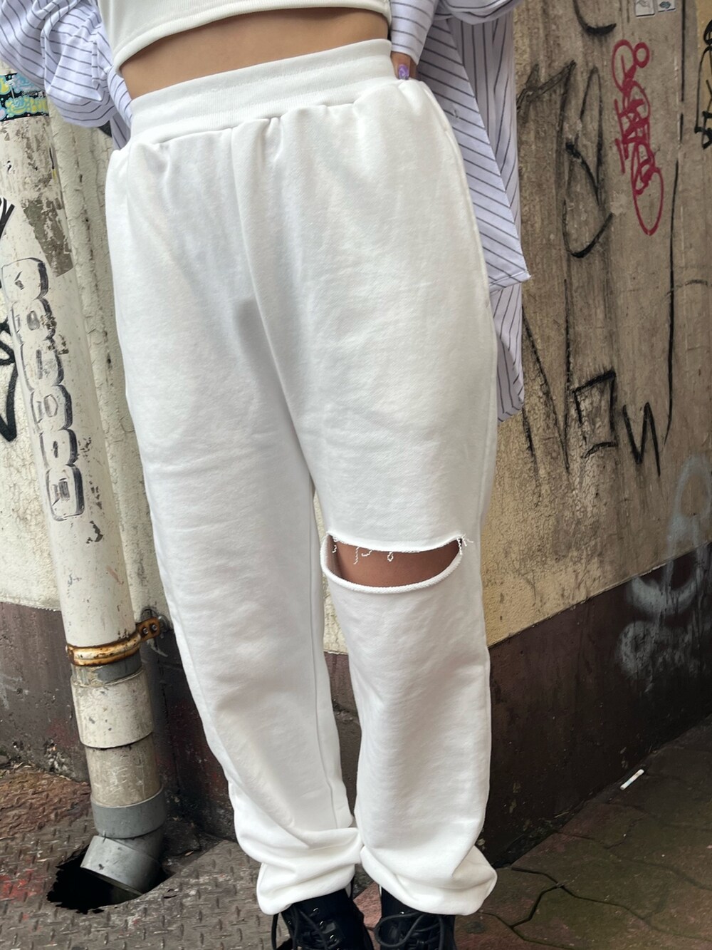 ホワイト系のスウェットパンツ、ホワイト系のシャツ/ブラウス、ホワイト系のキャミソールを着用したレディースの春コーディネートの7枚目の写真