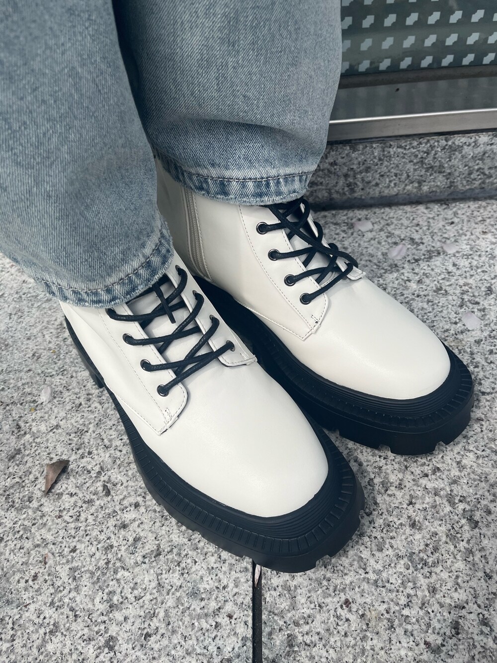 ブラック系のショルダーバッグ、ブルー系のシャツ/ブラウス、ブルー系のデニムパンツを着用したレディースの春コーディネートの9枚目の写真