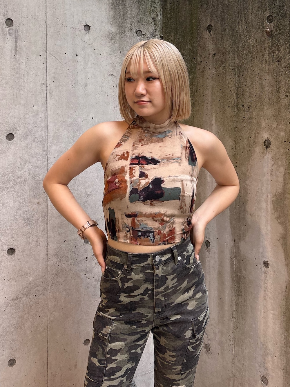 ブラウン系のTシャツ/カットソー、その他のその他パンツ、ブラック系のブーツを着用したレディースの夏コーディネートの4枚目の写真