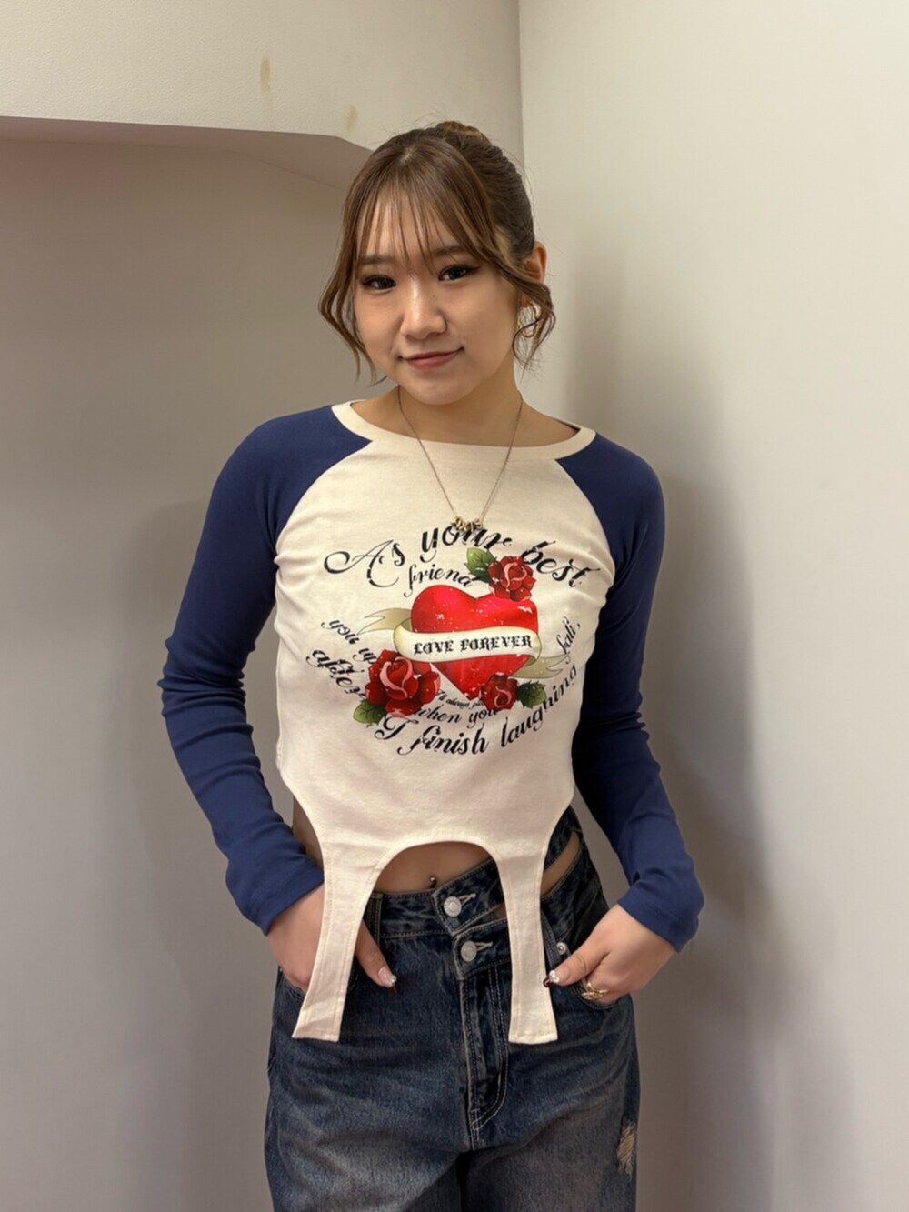 ブラック系のブーツ、ブルー系のTシャツ/カットソー、ブルー系のデニムパンツを着用したレディースの春コーディネートの4枚目の写真