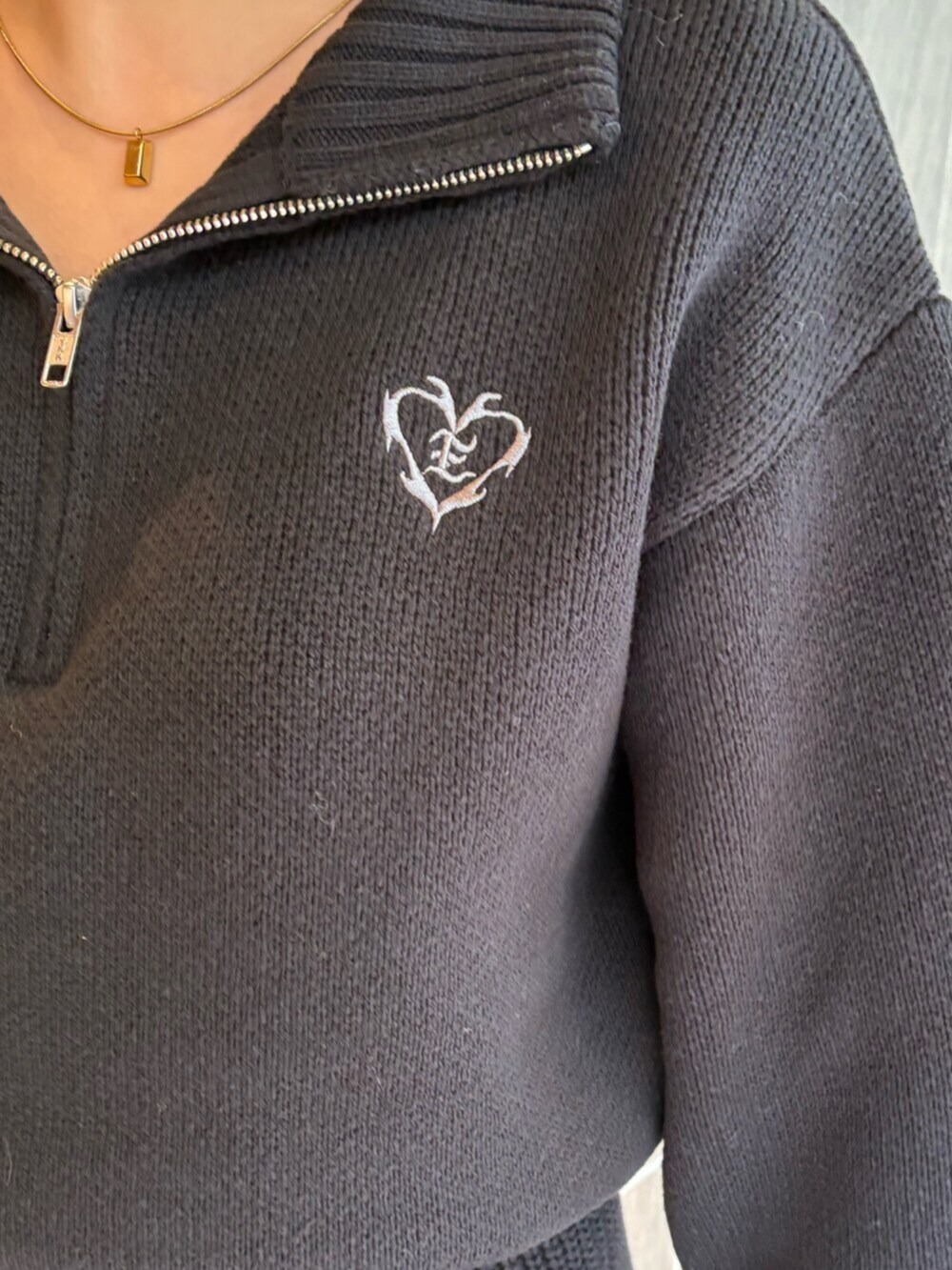 グレー系のブルゾン、ブラック系のつなぎ/オールインワン、ブラック系のブーツを着用したレディースの冬コーディネートの7枚目の写真