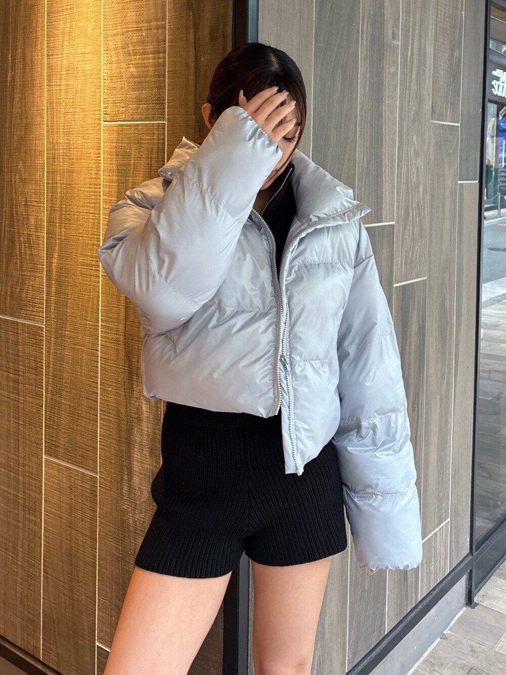 グレー系のブルゾン、ブラック系のつなぎ/オールインワン、ブラック系のブーツを着用したレディースの冬コーディネートの6枚目の写真