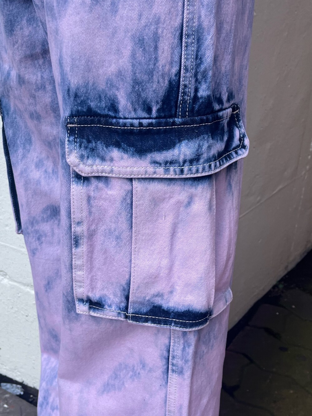 ピンク系のデニムパンツ、ブラック系のサンダル、ブラック系のTシャツ/カットソーを着用したレディースの夏コーディネートの6枚目の写真