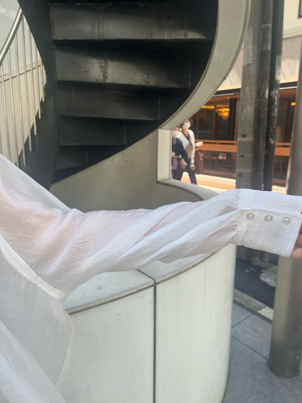 ホワイト系のスウェットパンツ、ホワイト系のサンダル、ブルー系のキャミソールを着用したレディースの春コーディネートの7枚目の写真