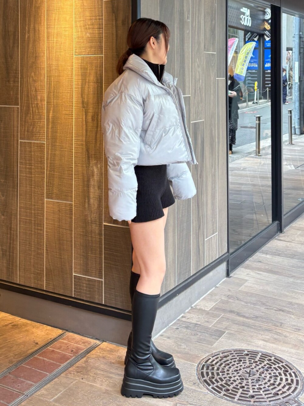 グレー系のブルゾン、ブラック系のつなぎ/オールインワン、ブラック系のブーツを着用したレディースの冬コーディネートの3枚目の写真