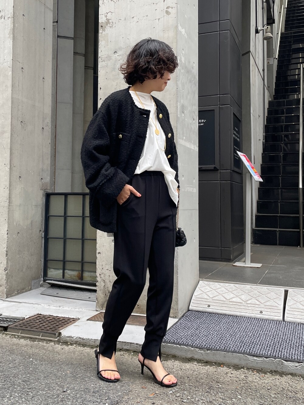 ホワイト系のTシャツ/カットソー、ブラック系のショルダーバッグ、ブラック系のその他パンツを着用したレディースの秋コーディネートの5枚目の写真