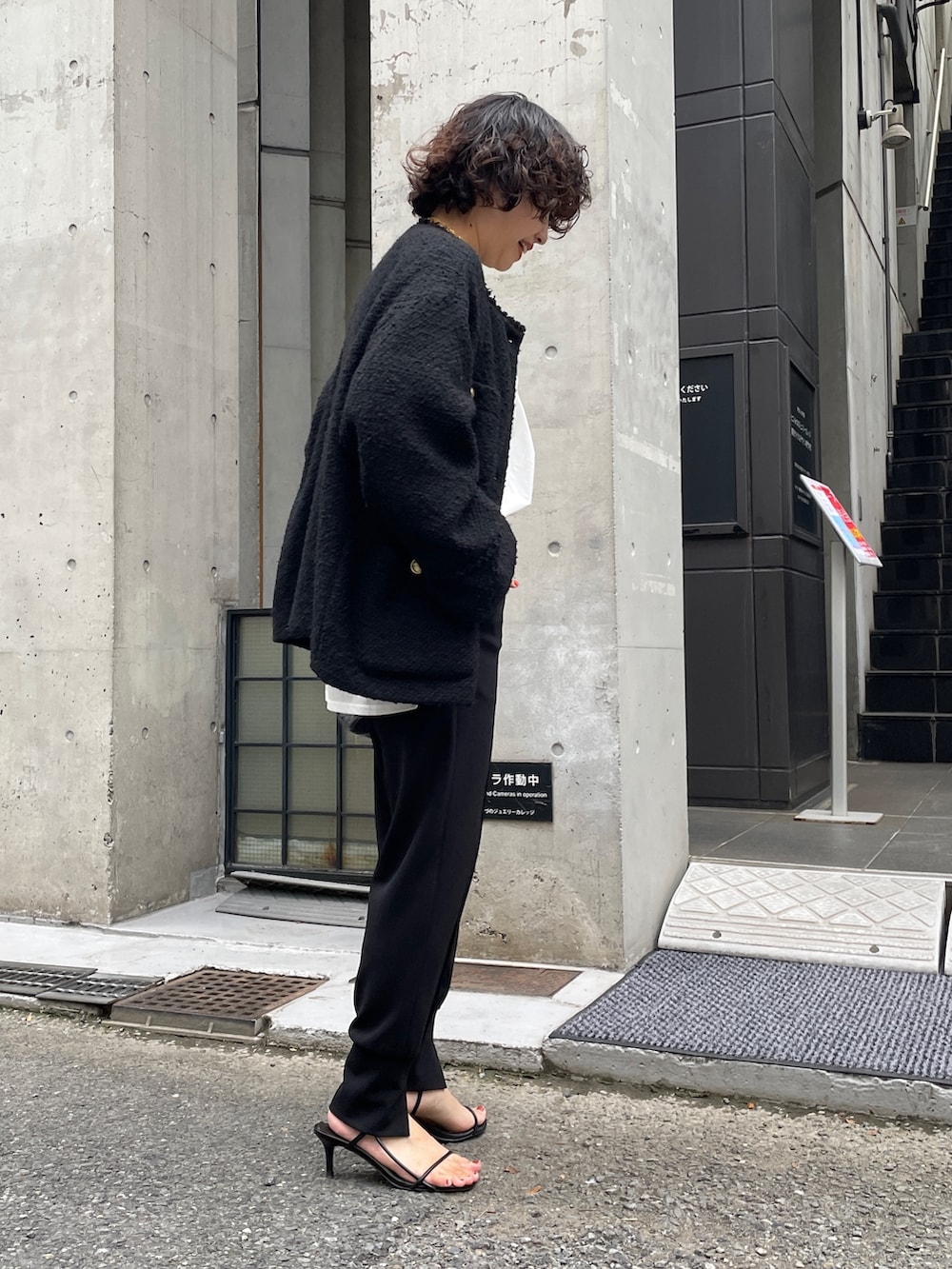 ホワイト系のTシャツ/カットソー、ブラック系のショルダーバッグ、ブラック系のその他パンツを着用したレディースの秋コーディネートの2枚目の写真