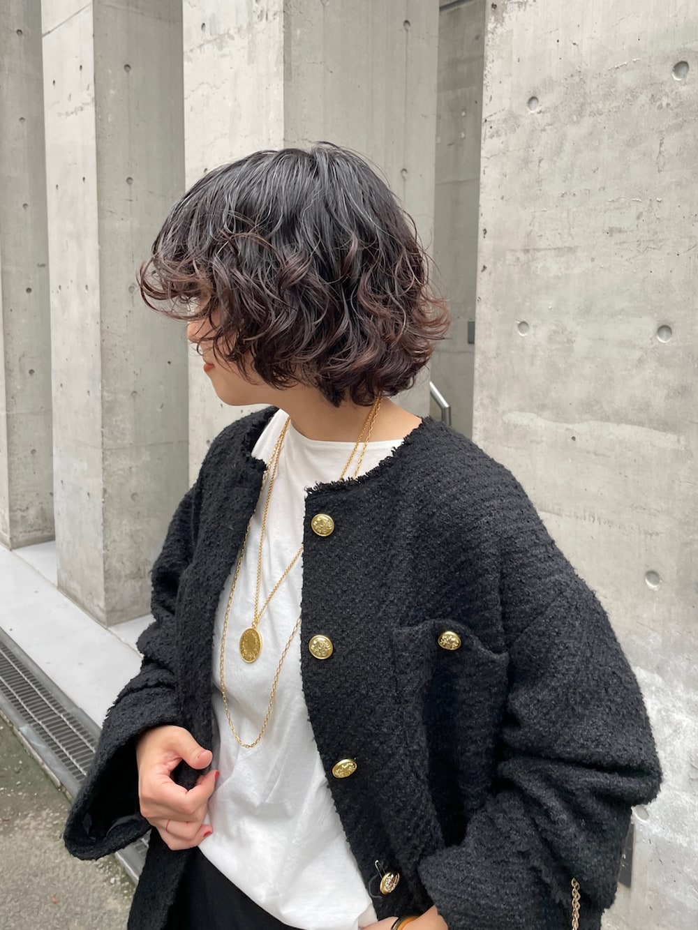 ホワイト系のTシャツ/カットソー、ブラック系のショルダーバッグ、ブラック系のその他パンツを着用したレディースの秋コーディネートの3枚目の写真