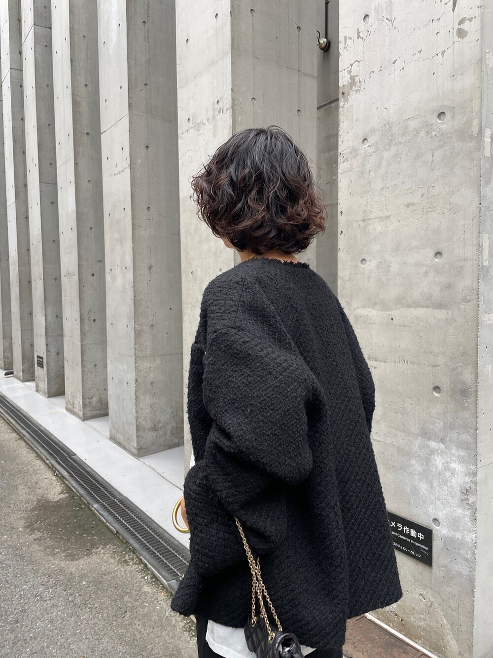 ホワイト系のTシャツ/カットソー、ブラック系のショルダーバッグ、ブラック系のその他パンツを着用したレディースの秋コーディネートの4枚目の写真