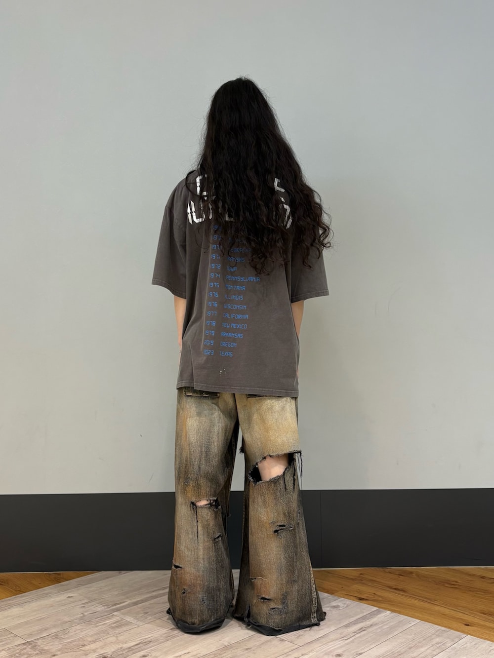 ブラック系のTシャツ/カットソーを着用したメンズの春コーディネートの2枚目の写真
