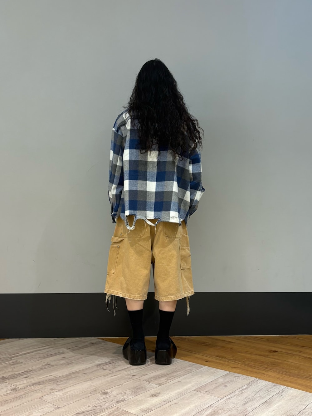 ブルー系のシャツ/ブラウス、ベージュ系のその他パンツを着用したメンズの春コーディネートの2枚目の写真