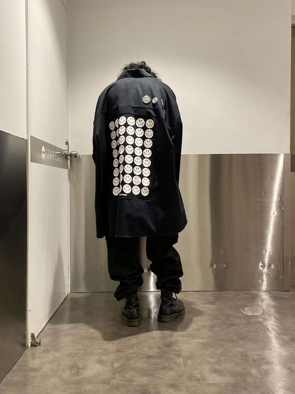 ブラック系のトップス、ホワイト系のTシャツ/カットソー、ホワイト系のTシャツ/カットソーを着用したメンズの秋コーディネートの2枚目の写真