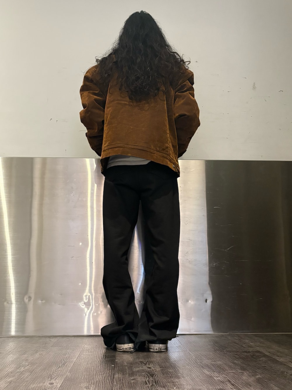 ブラウン系のデニムジャケットを着用したメンズの秋コーディネートの2枚目の写真