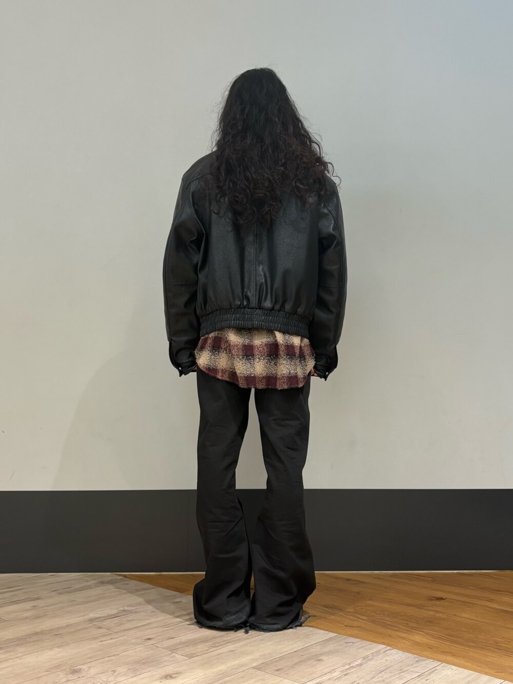 ブラック系のブルゾンを着用したメンズの秋コーディネートの2枚目の写真