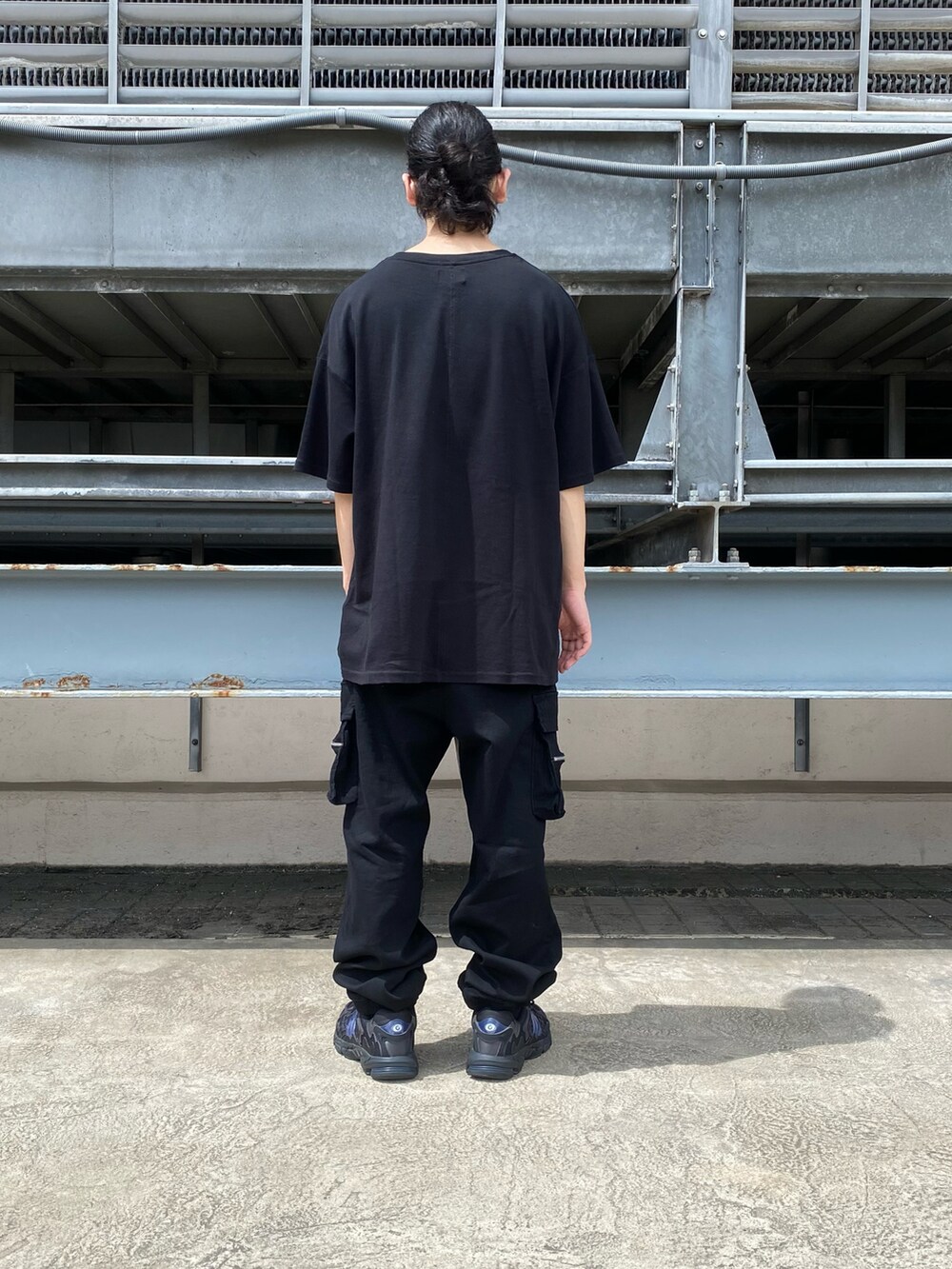 ブラック系のTシャツ/カットソー、ブラック系のその他パンツを着用したメンズの夏コーディネートの2枚目の写真