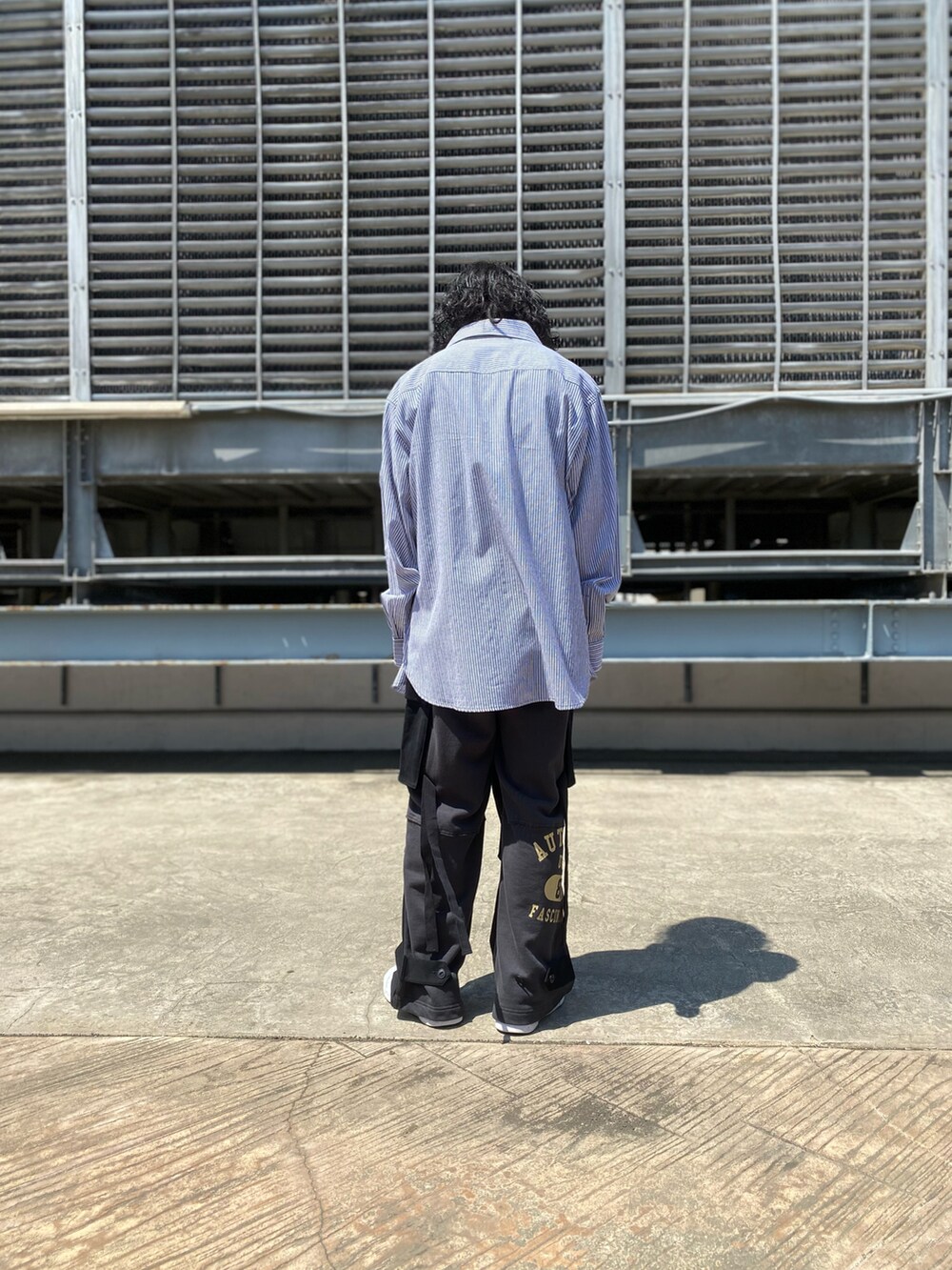 ブラック系のカーゴパンツ、ブラック系のカーゴパンツ、ブルー系のシャツ/ブラウスを着用したメンズの春コーディネートの2枚目の写真