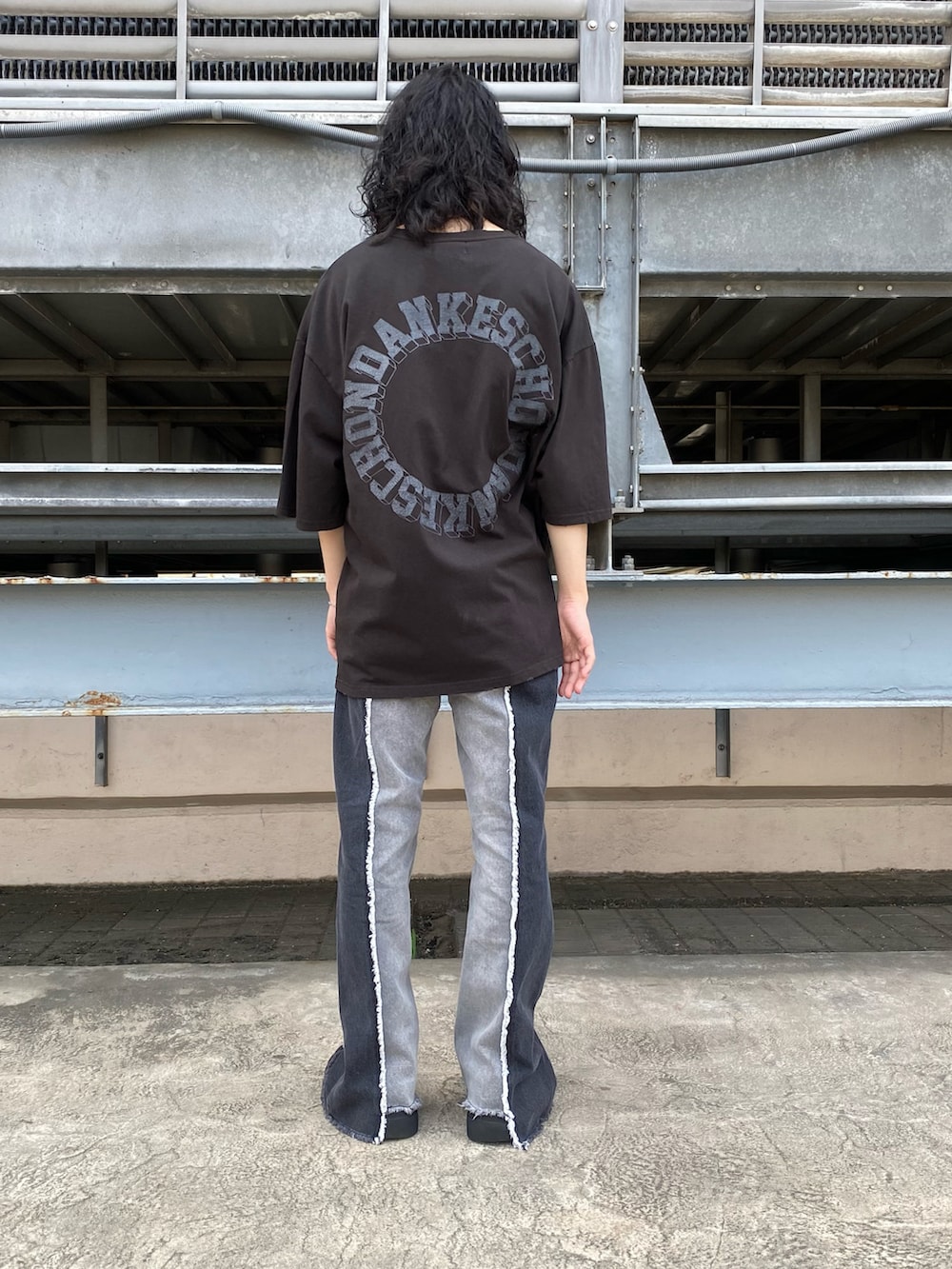 ブラック系のTシャツ/カットソー、ブラック系のデニムパンツ、ブラック系のその他パンツを着用したメンズの夏コーディネートの2枚目の写真