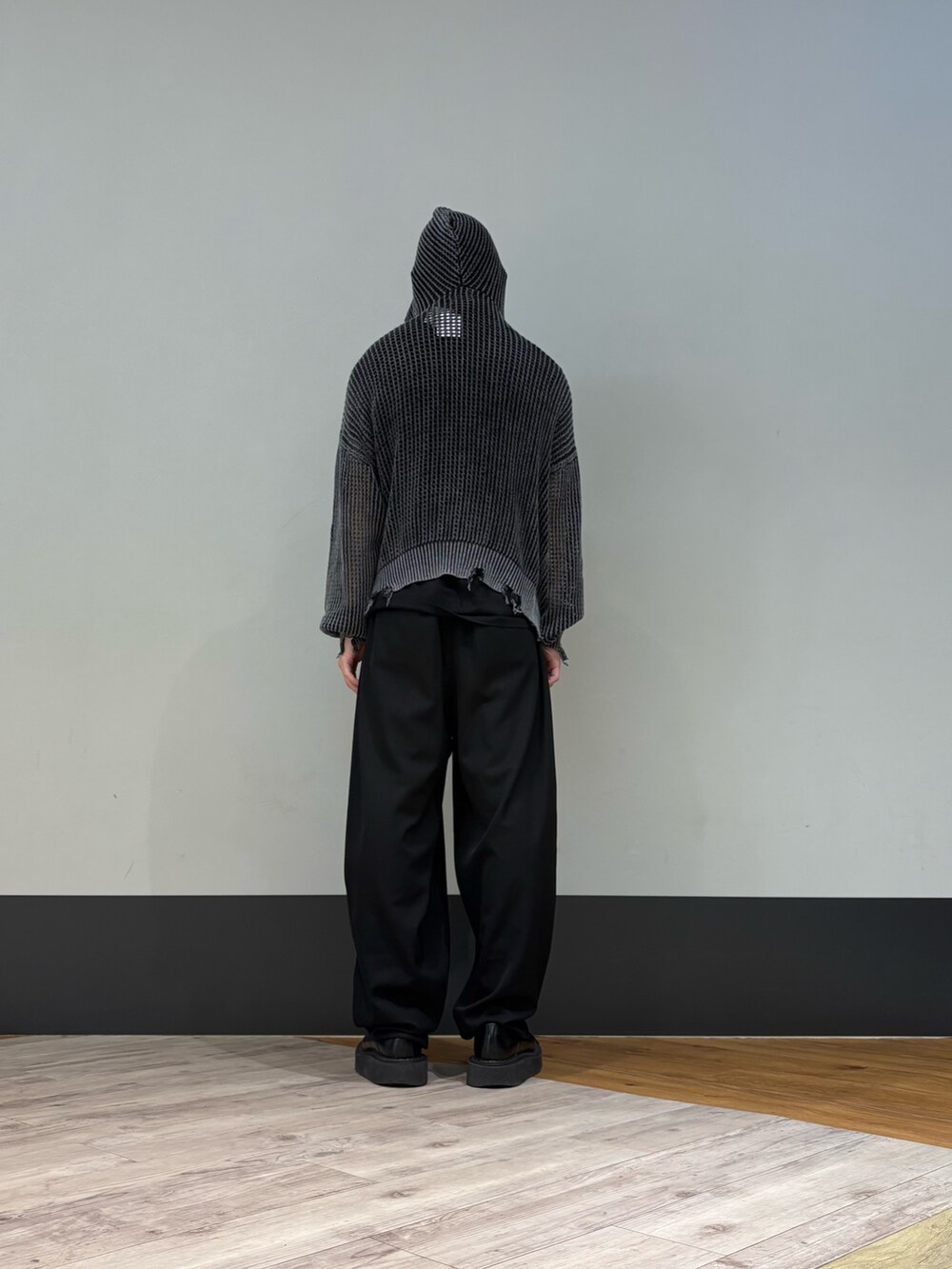 ブラック系のパーカーを着用したメンズの冬コーディネートの2枚目の写真