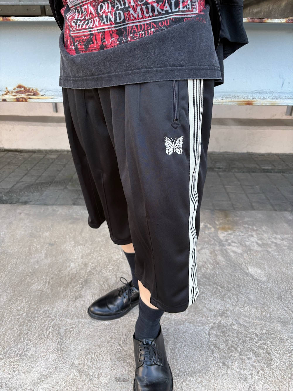 ブラック系のTシャツ/カットソーを着用したメンズの夏コーディネートの4枚目の写真