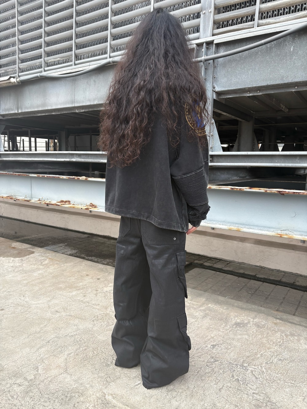 ブラック系のパーカー、ブラック系のカーゴパンツを着用したメンズの夏コーディネートの2枚目の写真