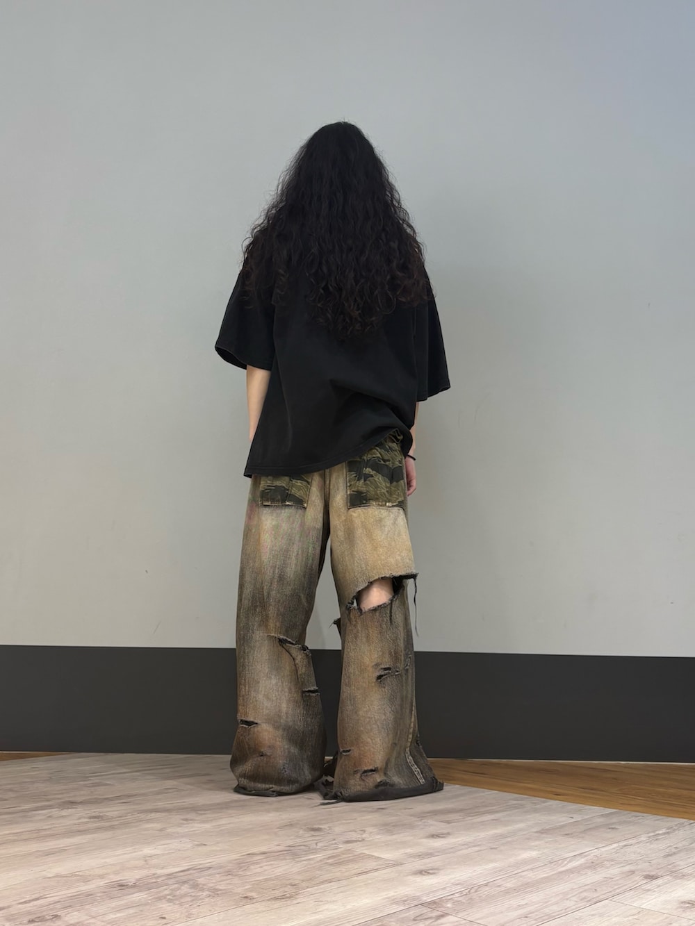 ブラック系のTシャツ/カットソーを着用したメンズの春コーディネートの2枚目の写真