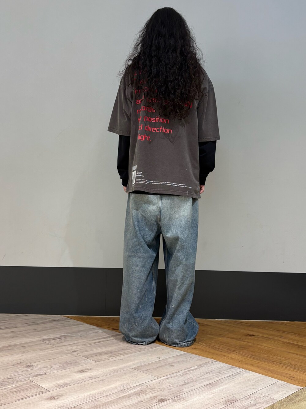 ブラック系のTシャツ/カットソーを着用したメンズの春コーディネートの2枚目の写真